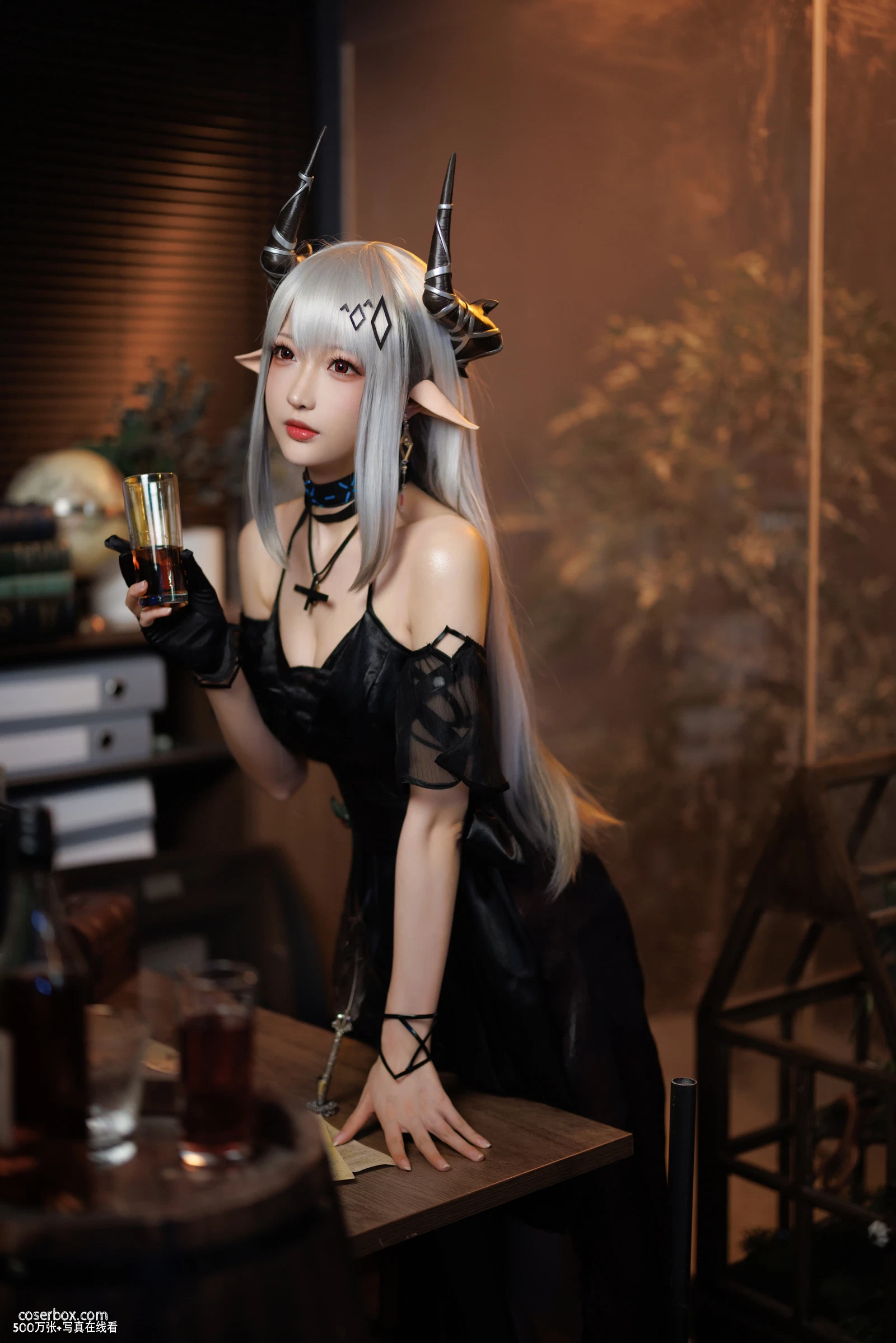 南宫 NO.015 明日方舟 泥岩礼服 - 在线看可下载原图