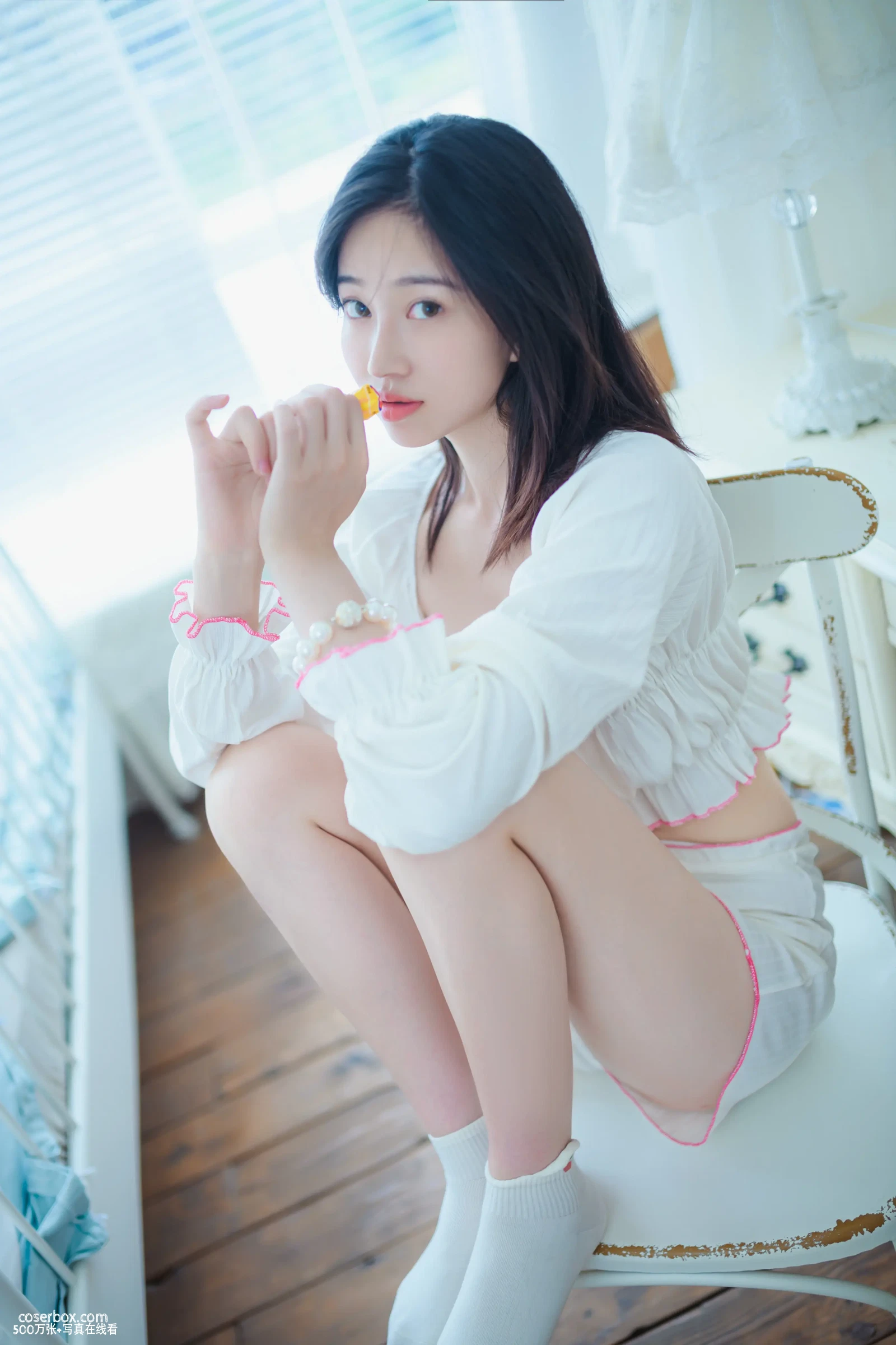 年年 2023.12.17 爱吃棒棒糖的少女 - 在线看可下载原图