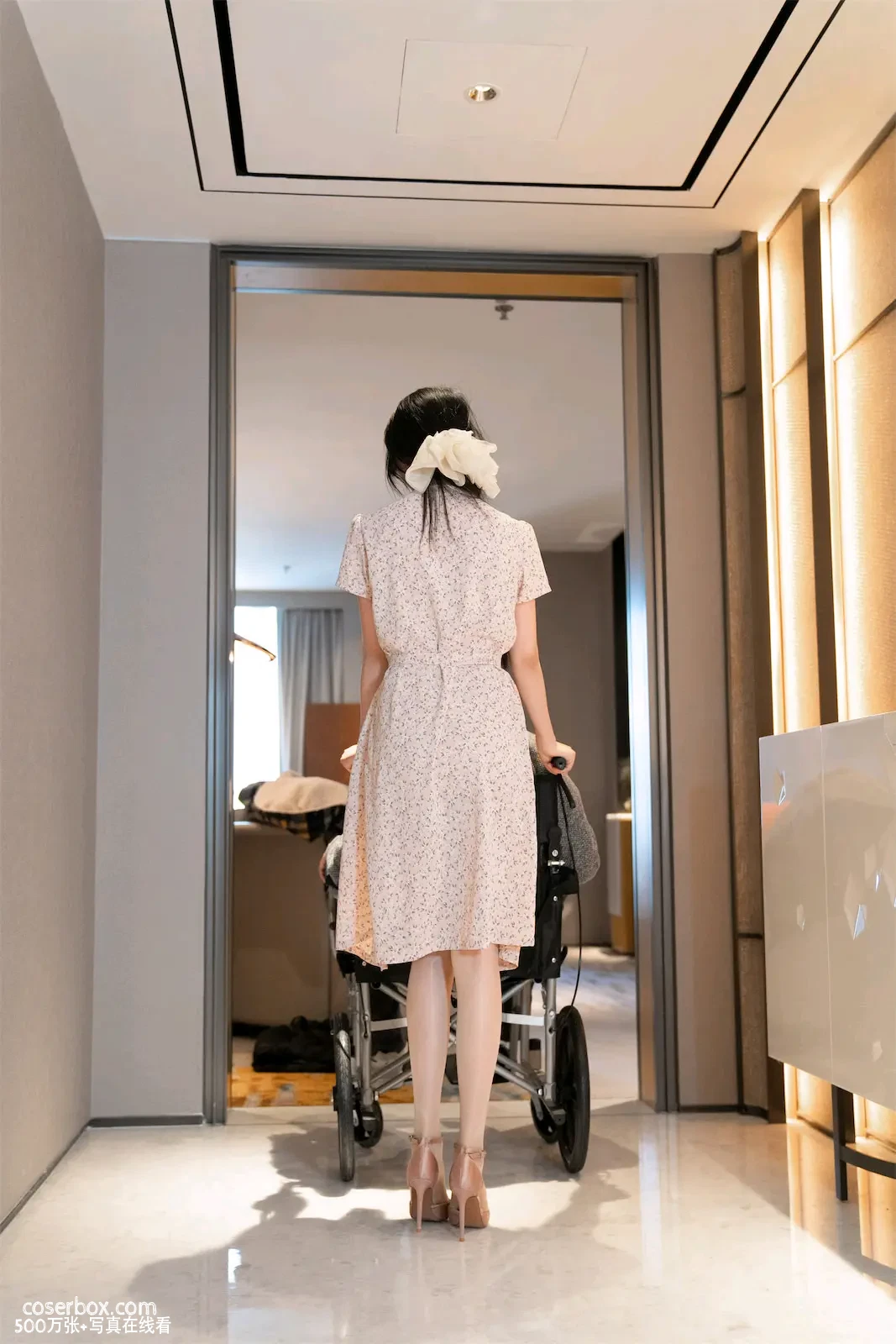 抖娘-利世 2024.08.03 内购私拍 小保姆 - 在线看可下载原图