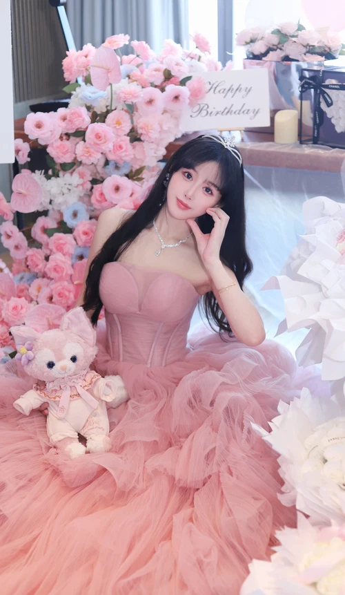小萌子 2025.06.19 生日快乐 - 在线看可下载原图
