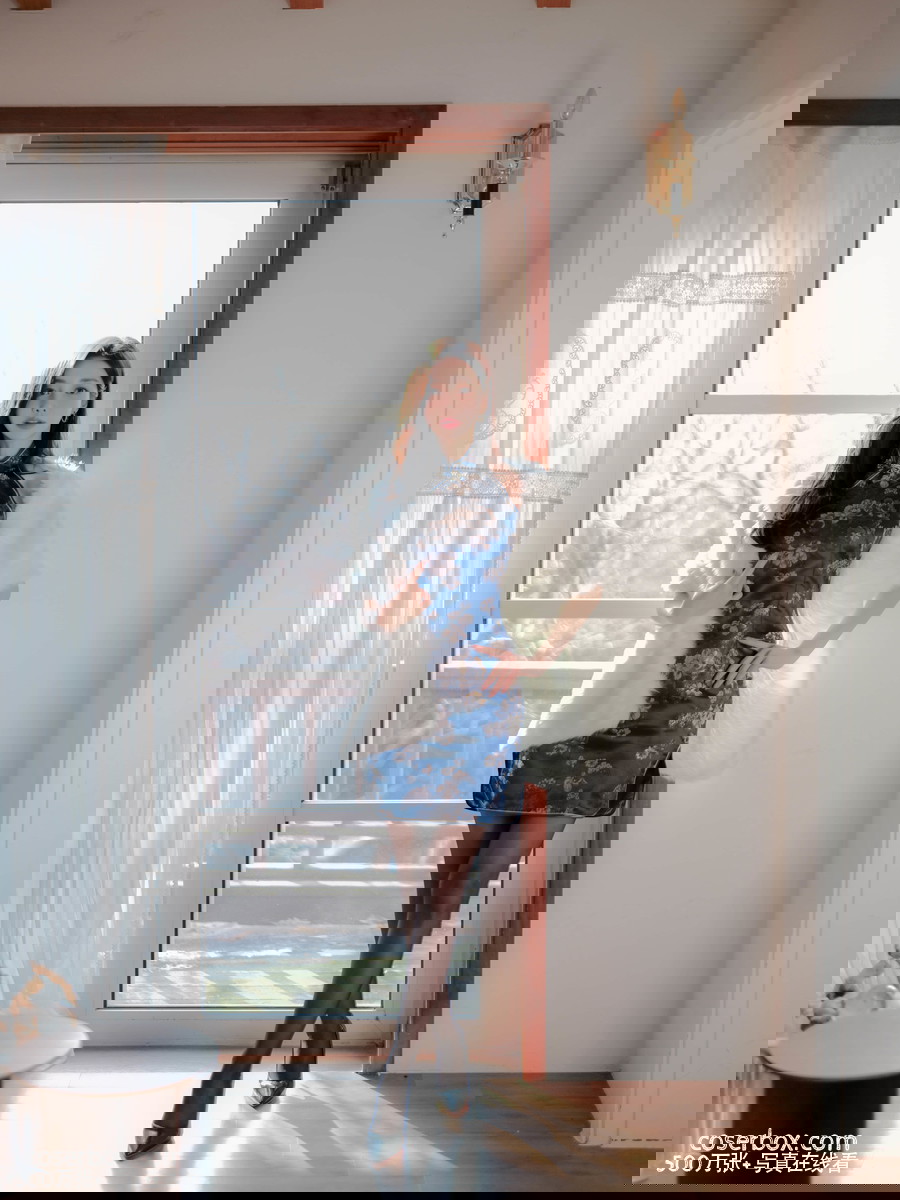 孙允珠 2025.08.05 绀青蓝黛素凝雅霜芙蓉旗袍裙 - 在线看可下载原图