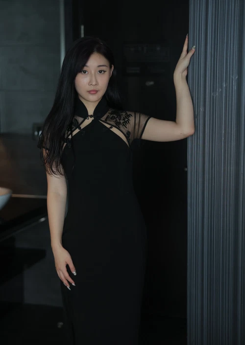 顾楚楚 2025.08.25 内购原图 黑色旗袍服 - 在线看可下载原图