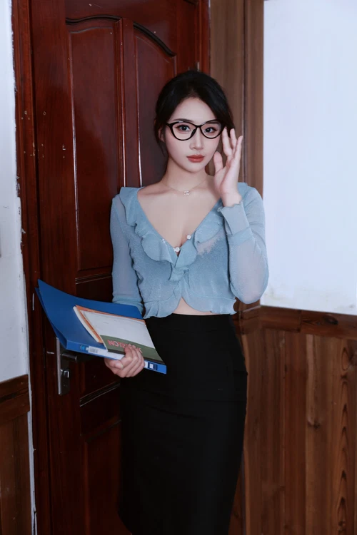 南乔 2025.11.01 内购私拍 大长腿教师 - 在线看可下载原图