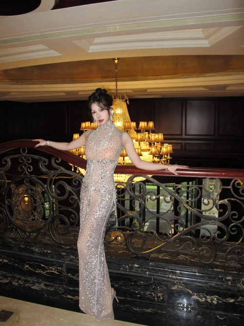 尹甜甜 2025.11.22 内购私拍 闪闪礼服 - 在线看可下载原图