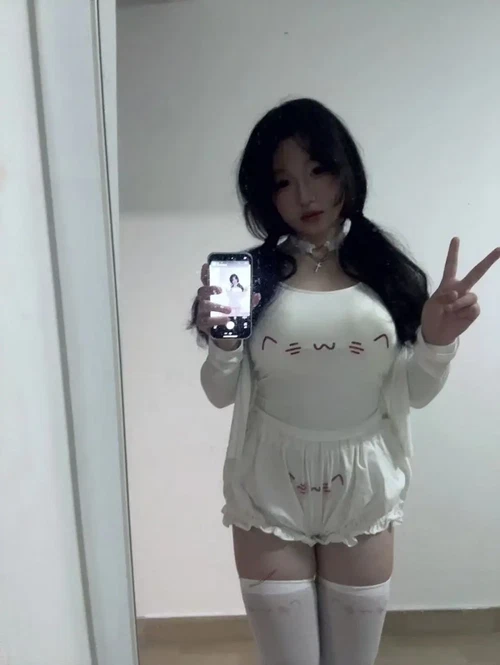 丰满的妹纸 2025.12.01 微胖肉肉 - 在线看可下载原图