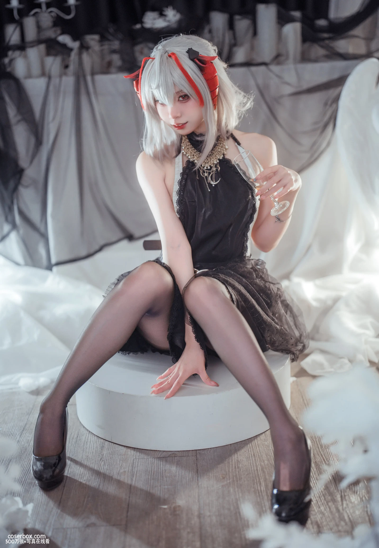 纸悦Etsu_ko 2025.11.30 明日方舟 W一周年礼服ver - 在线看可下载原图