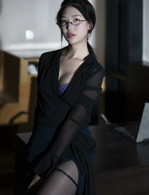 抖娘-利世 2025.12.13 内购私拍 秘书眼镜娘 - 在线看可下载原图