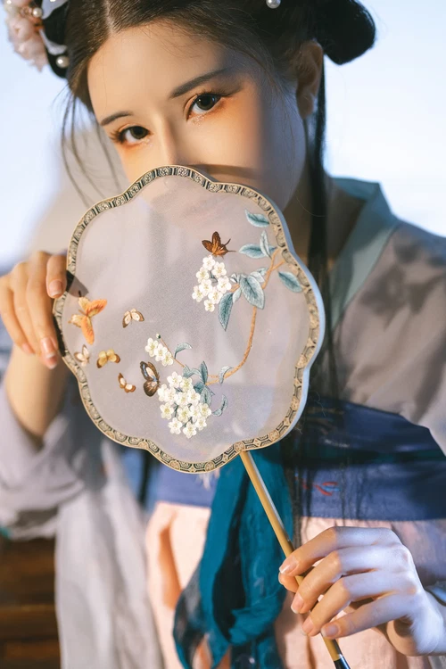 鹿八岁 2026.01.01 花想容 - 在线看可下载原图